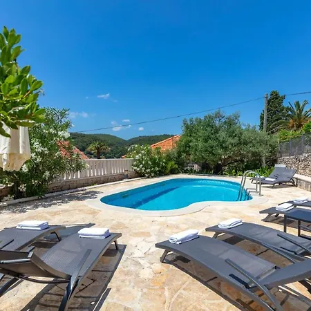 Sleeps 8 Pool Villa