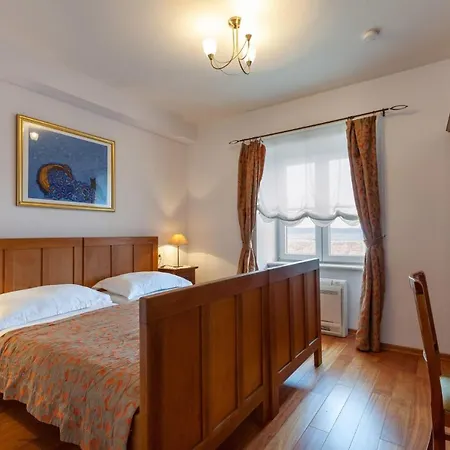 Sleeps 8 Pool