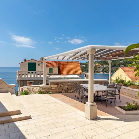 Sleeps 8 Pool Villa