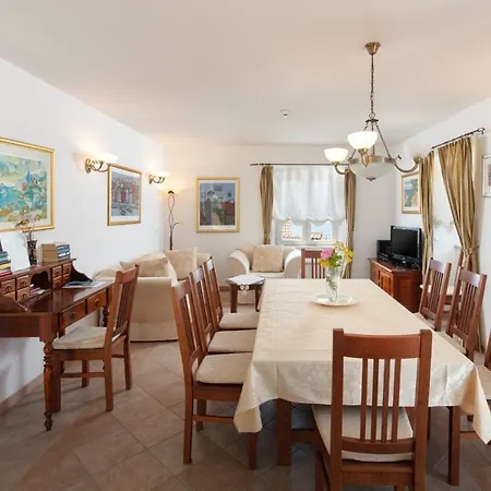 Sleeps 8 Pool Sumartin